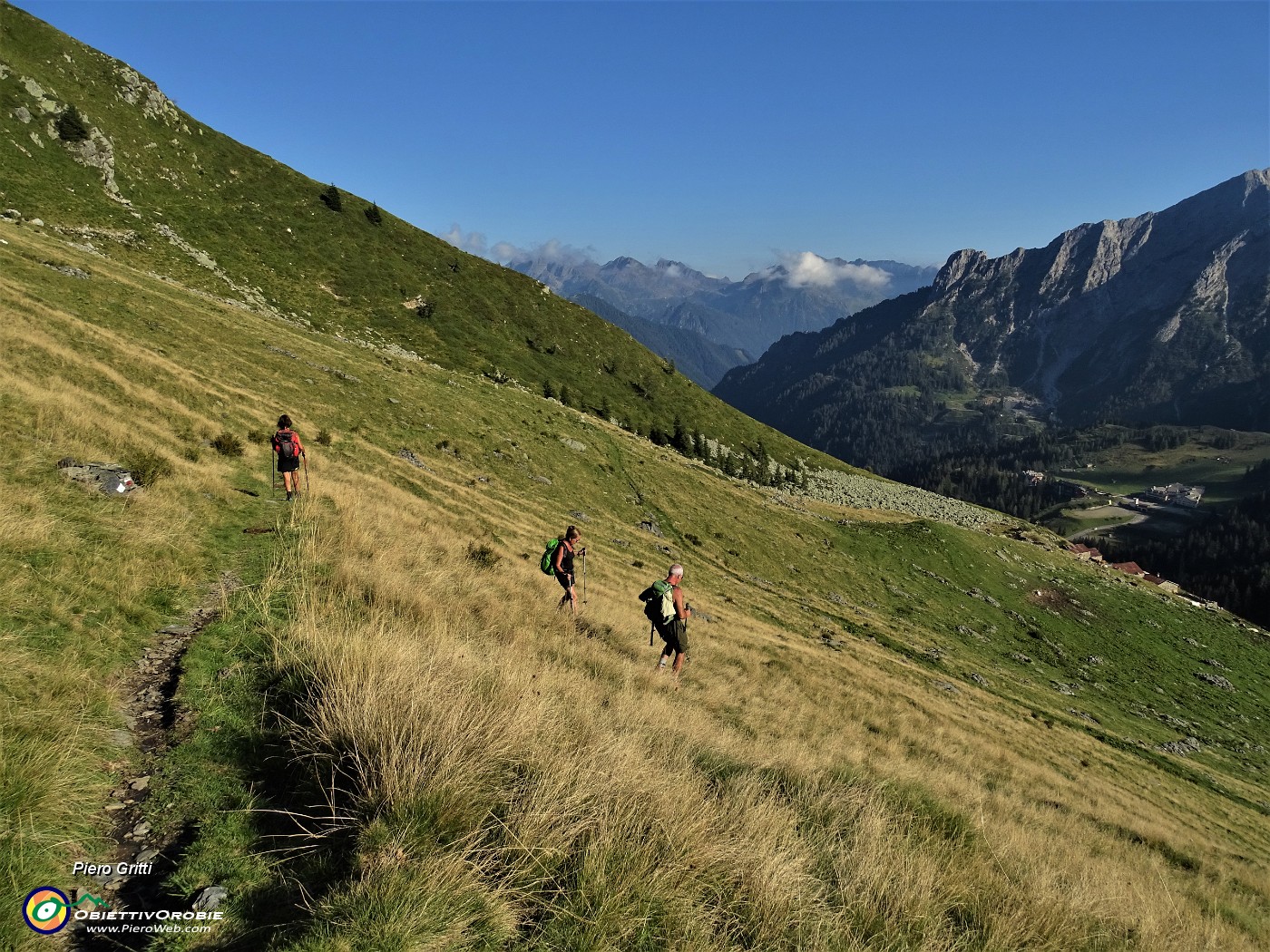 93 I lunghi tornanti si possono anche tagliare scendendo a vista per i pratoni.JPG